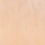 Nahaufnahme einer Holzoberfläche mit sichtbarer Maserung und heller, neutraler Farbe.