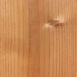 Holzoberfläche mit Maserung und Delle rechts, parallele Linien, warme, natürliche Färbung.