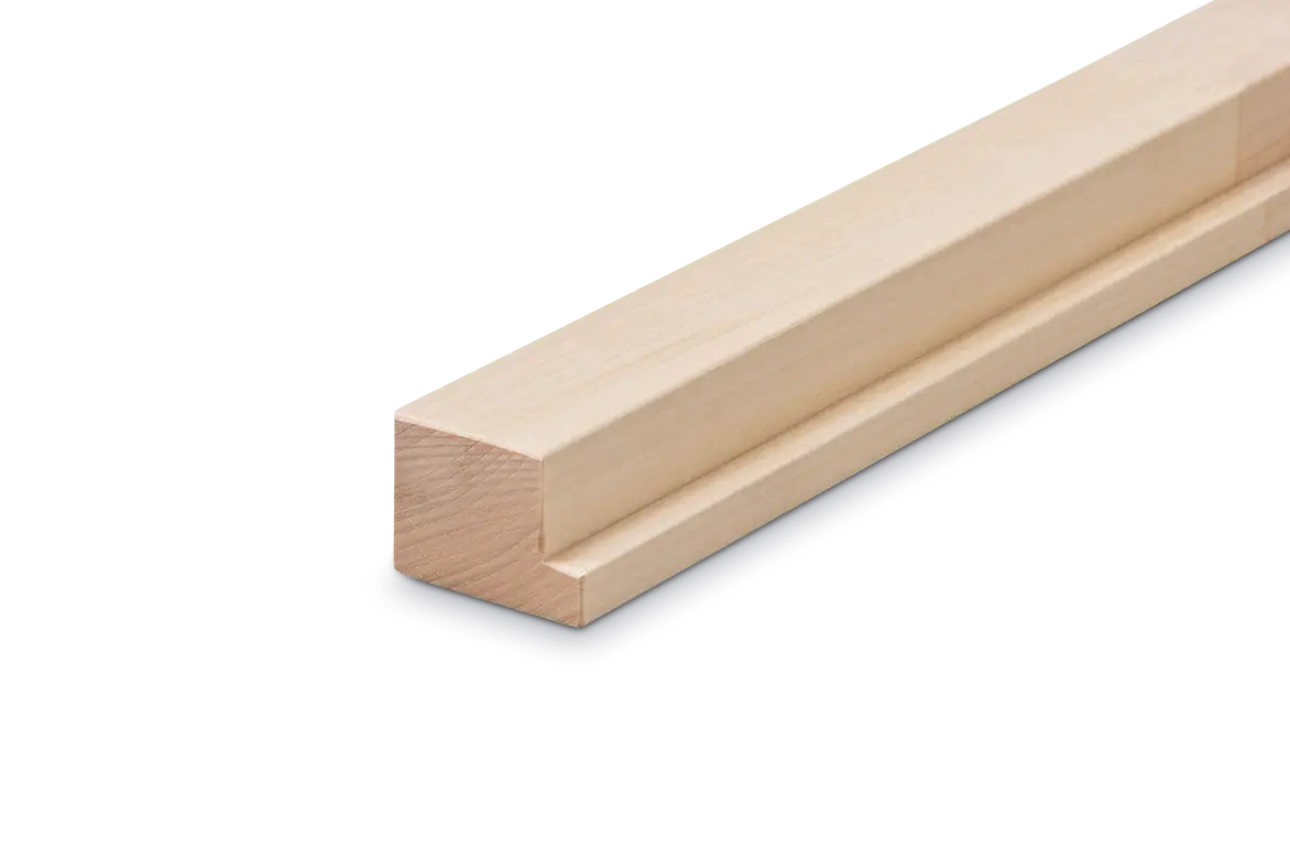 Stück profiliertes Holz mit rechteckigem Querschnitt auf dunklem Hintergrund.