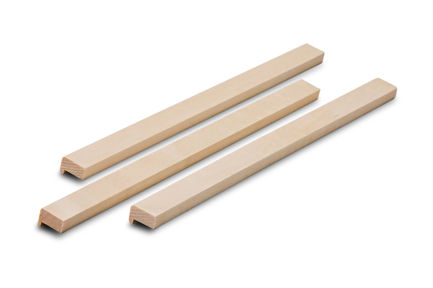 Drei schrägkantige Holzleisten auf schwarzem Hintergrund.