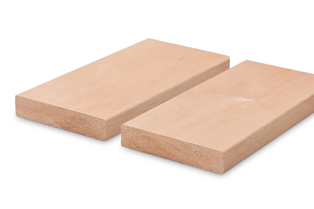 Zwei hellbraune, rechteckige Holzplatten auf weißem Hintergrund mit glatter Oberfläche.