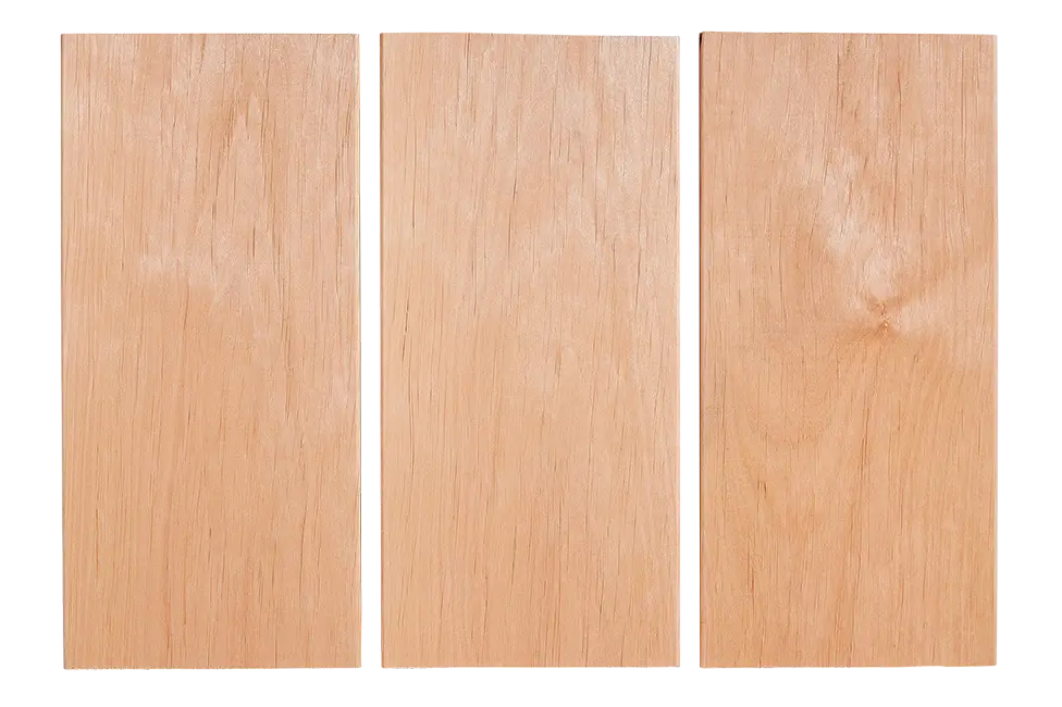 Drei helle Holzplanken mit glatter Oberfläche und sichtbarer Maserung.