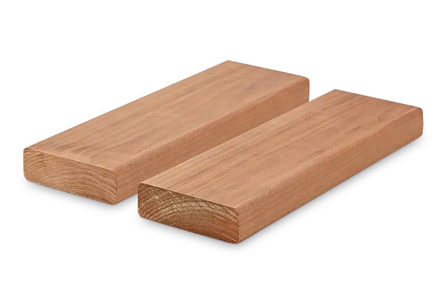 Zwei nebeneinanderliegende Holzbretter mit sichtbaren Maserungen.