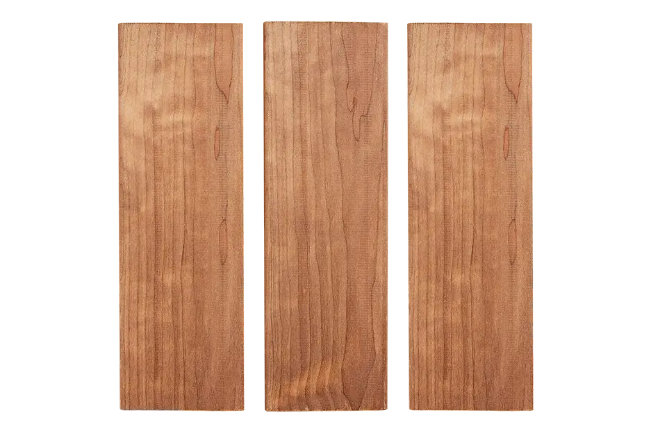 Drei vertikale Holzbretter mit sichtbarer Maserung aus hellem Holz.