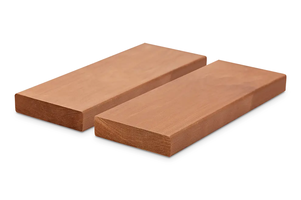 Zwei Holzplatten mit glatter Oberfläche auf weißem Hintergrund.