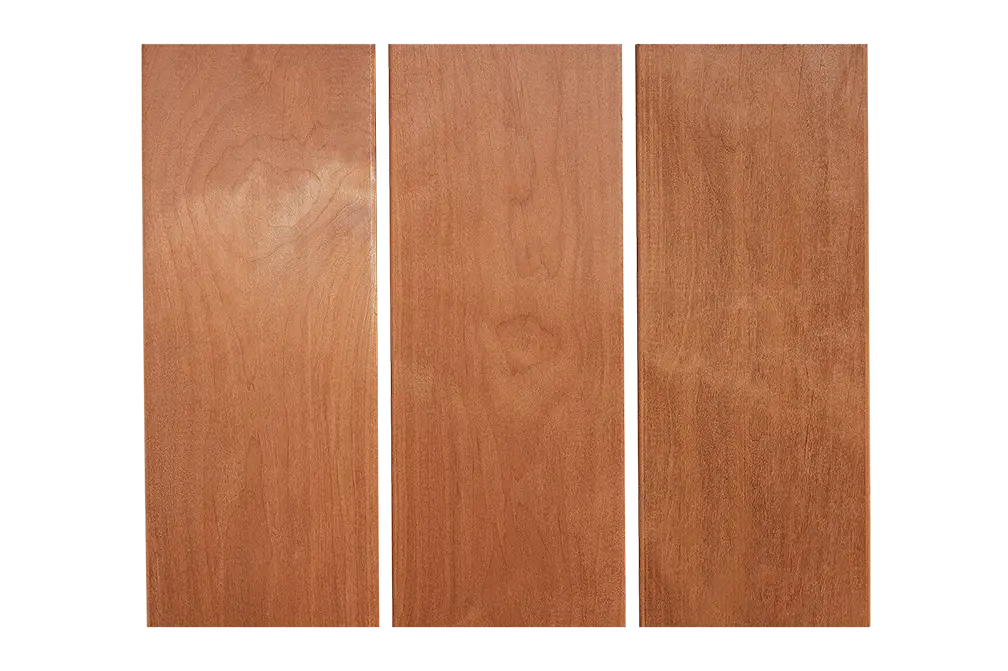 Drei nebeneinander liegende Holzplatten mit natürlicher Maserung und glatter Oberfläche.