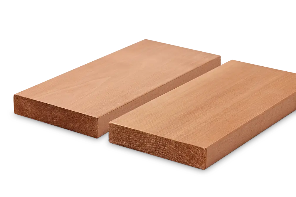 Zwei nebeneinanderliegende, glatte Holzbohlen mit rechteckigem Querschnitt.