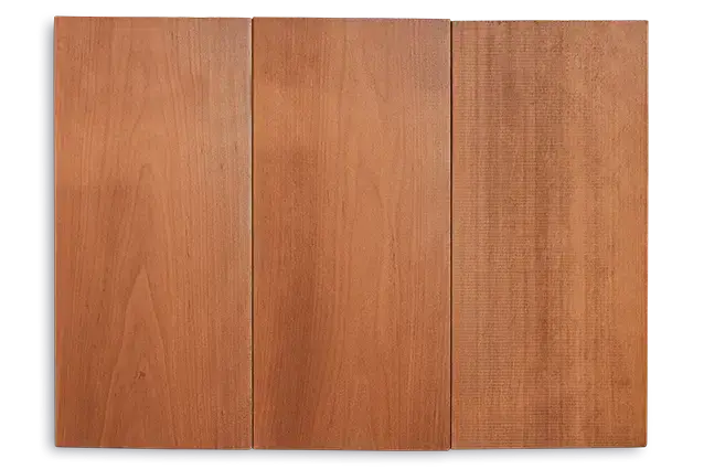 Drei glatte Holzlatten mit verschiedenen Maserungen und Schattierungen nebeneinander.